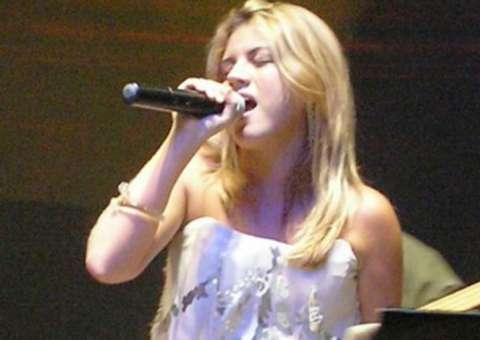 Bella Queiroz canta sucesso da MPB no Sr. Garrafas