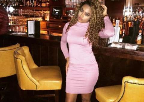 Mulher diz que não consegue namorado por ser ‘muito bonita' 