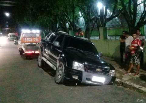Asfalto cede e carro fica preso em buraco em avenida de Manaus