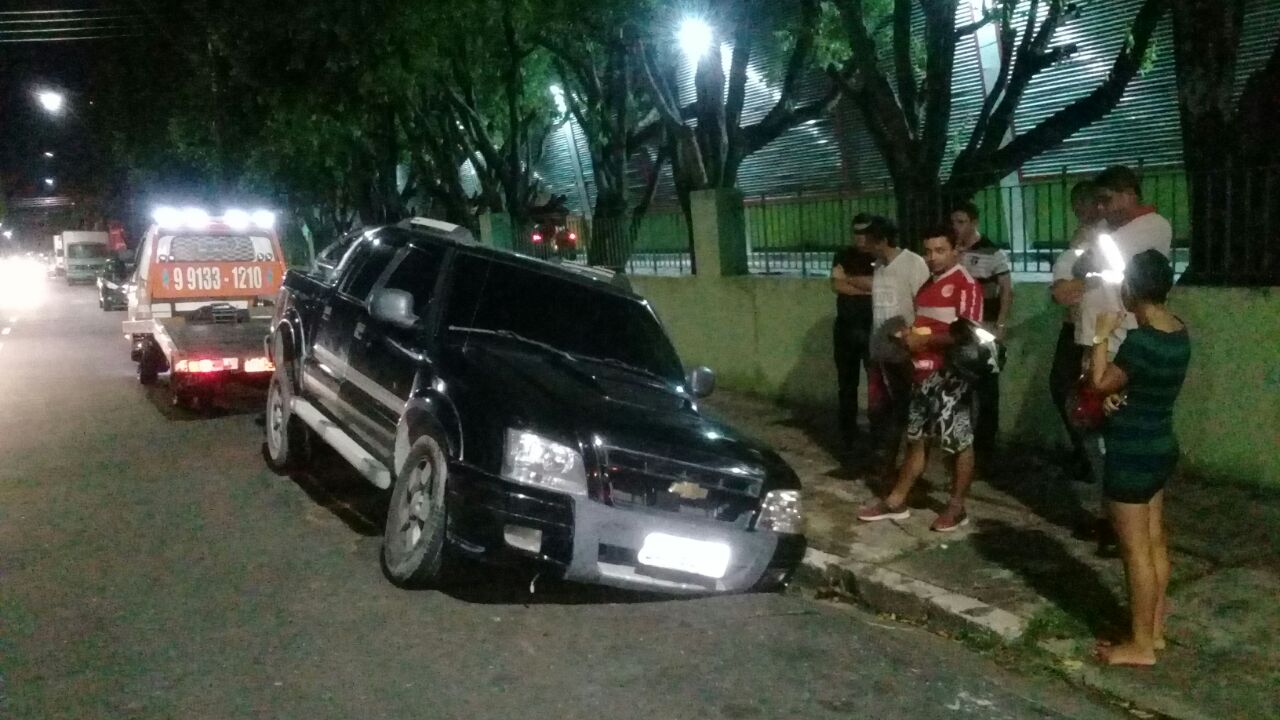 Asfalto cede e carro fica preso em buraco em avenida de Manaus
