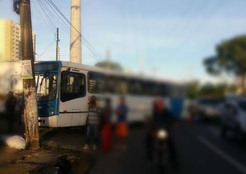 Jovem morre após colisão entre moto e ônibus em avenida de Manaus