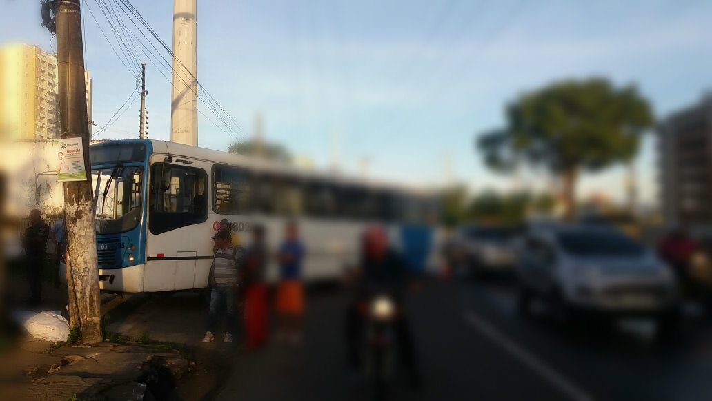 Jovem morre após colisão entre moto e ônibus em avenida de Manaus