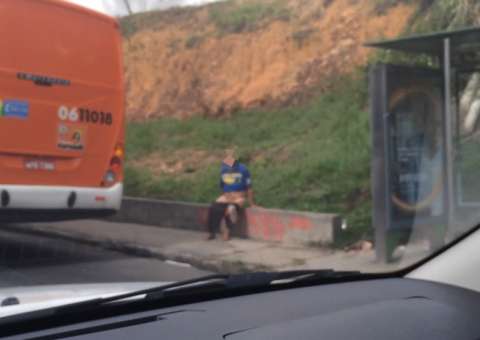 Homem tira a roupa e defeca na frente da Boas Novas em Manaus