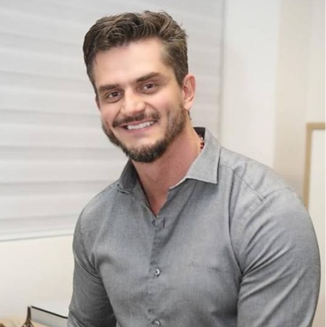 Ex-BBB Marcos faz balanço um mês após BBB e manda indireta para Emilly