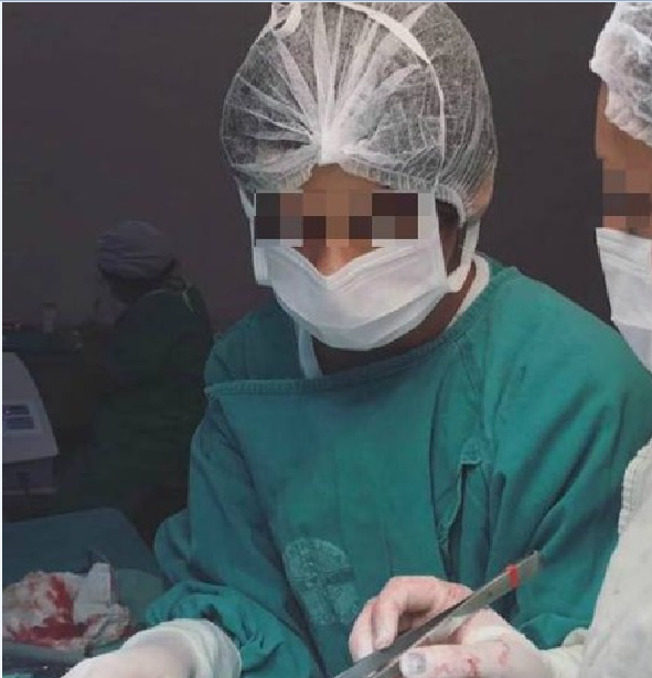 Médica é demitida por suspeita de levar filho adolescente para auxiliar em cirurgia