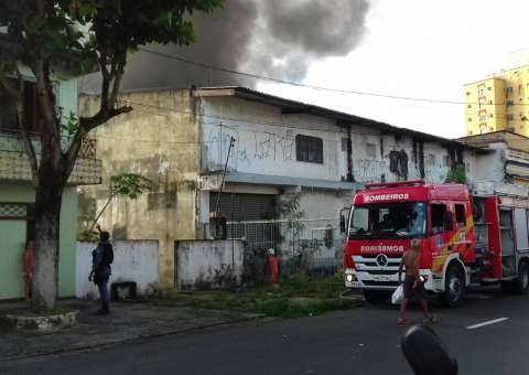 Incêndio de grandes proporções atinge depósito em Manaus