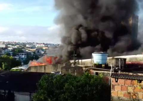 Vídeo mostra incêndio em depósito na Praça 14, confira: 
