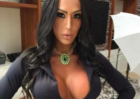  Gracyanne Barbosa posa foto de vestidinho colado e algo chama atenção 