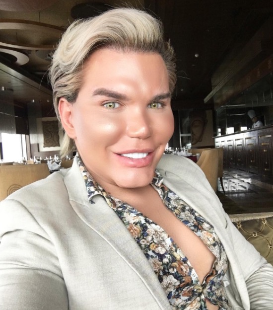 Ken Humano tenta fazer cirurgia para trocar cor dos olhos na Índia