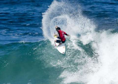 Brasileiro é eliminado de Mundial do Surfe após punição e tenta agredir juízes 