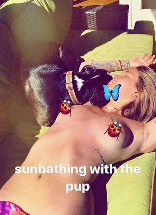  Filha de Michael Jackson posta foto nua tomando banho de sol