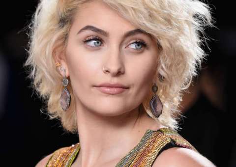  Filha de Michael Jackson posta foto nua tomando banho de sol