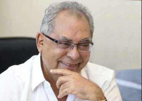 Amazonino Mendes tem acesso de risos após boatos de sua morte