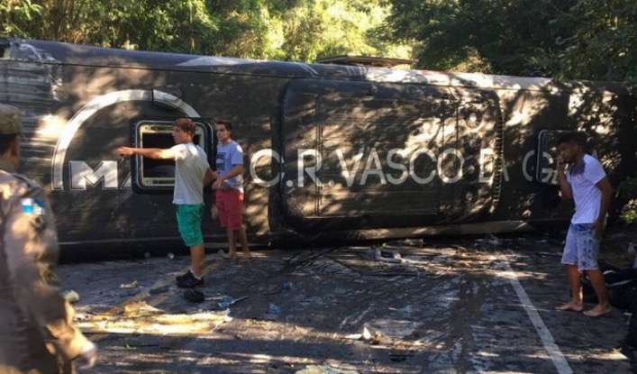 Ônibus do Vasco tomba e deixa 22 jogadores do sub-17 feridos