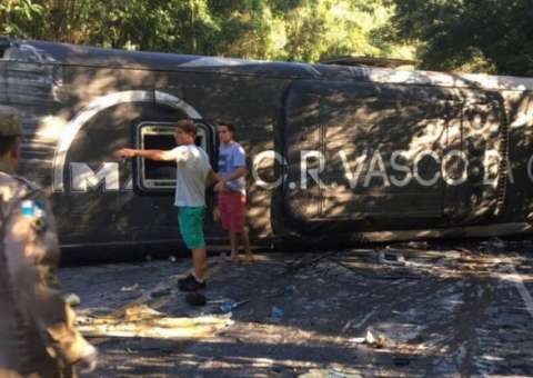 Ônibus do Vasco tomba e deixa 22 jogadores do sub-17 feridos