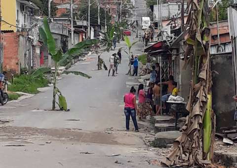 Em protesto por rua esburacada, moradores plantam bananeiras em Manaus