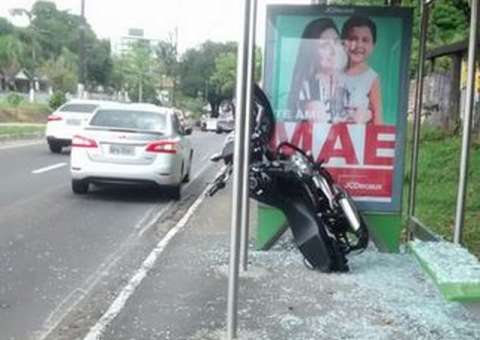 Duas mulheres ficam feridas após moto invadir parada de ônibus em Manaus