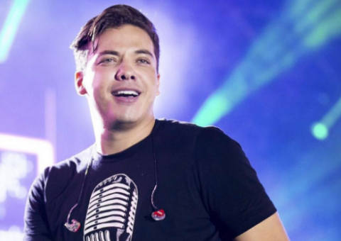 Wesley safadão arrasta multidão em trio elétrico de Manaus