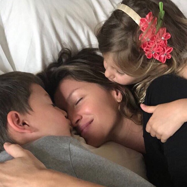 Gisele Bündchen comemora Dia das Mães com fotos fofas da família e impressiona por semelhança