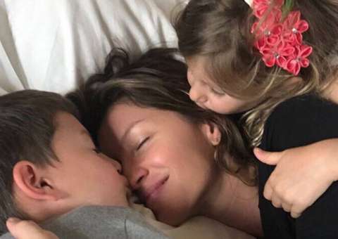 Gisele Bündchen comemora Dia das Mães com fotos fofas da família e impressiona por semelhança