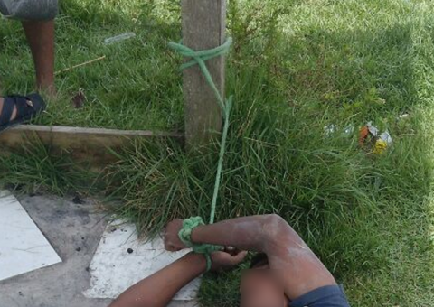 Homem é amarrado e espancado por populares após agredir a mãe em Manaus