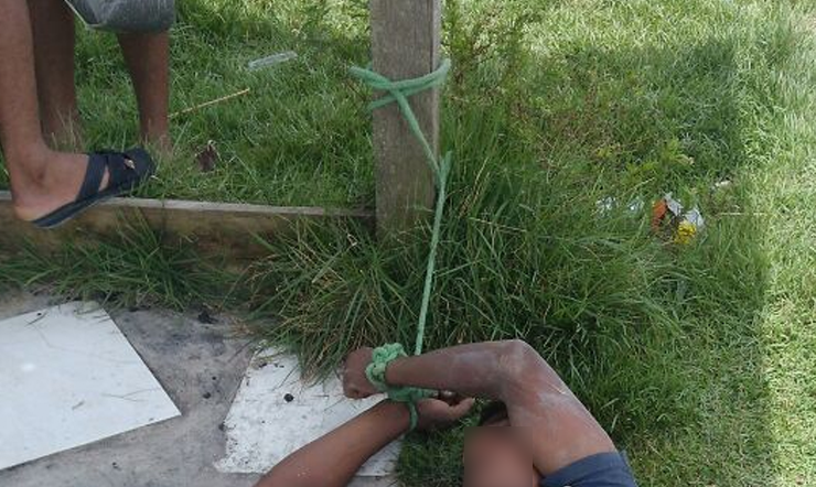 Homem é amarrado e espancado por populares após agredir a mãe em Manaus
