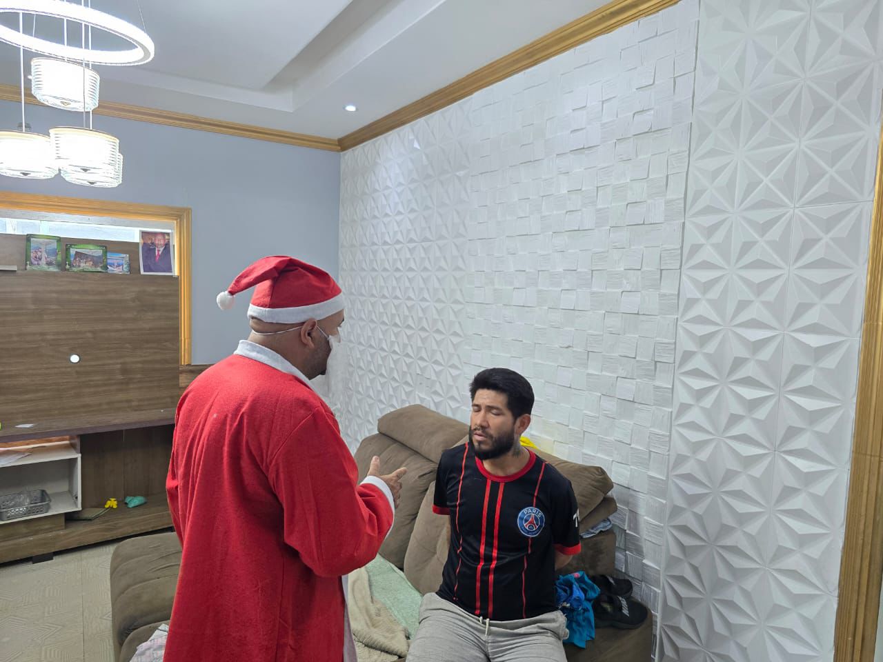 Policiais se disfarçam de Papai Noel e prendem foragido do Amapá em Manaus