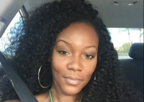 Professora é pega em flagrante fazendo sexo com aluno no carro  