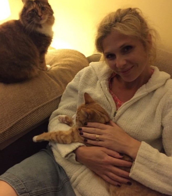 Atriz espalha própria urina na rua para atrair gato de volta pra casa