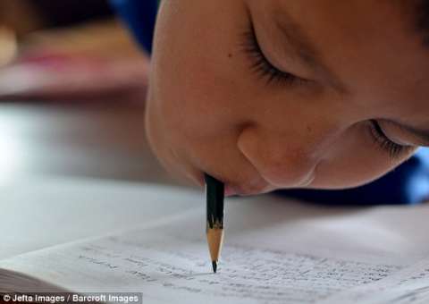 Menino de 11 anos sem braços e pernas aprende a escrever utilizando a boca 
