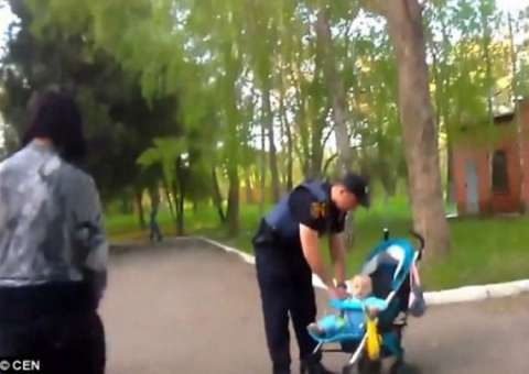 Por duas vezes, bebê é encontrado com pais inconscientes e intriga autoridades