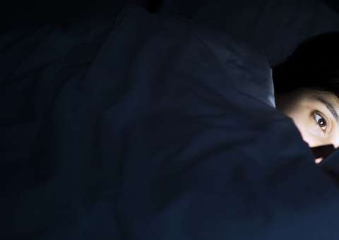 Se você usa celular antes de dormir, precisa parar de fazer isso imediatamente; Entenda