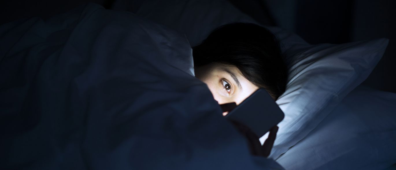 Se você usa celular antes de dormir, precisa parar de fazer isso imediatamente; Entenda