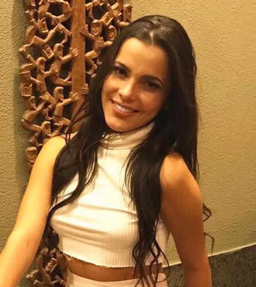  Emilly entra em confusão com loja de relógios e causa bafafá na internet