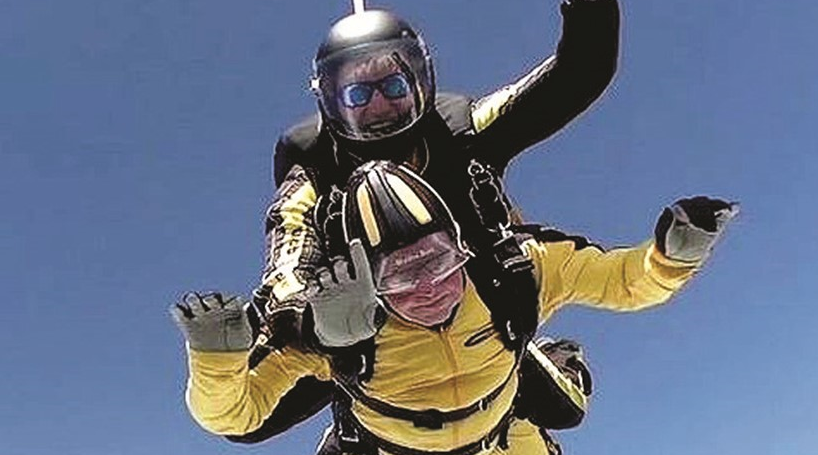 Aos 101 anos, idoso salta de paraquedas e bate recorde 