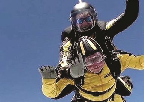 Aos 101 anos, idoso salta de paraquedas e bate recorde 