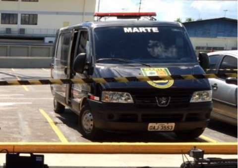 Granada é abandonada por dois homens em beco de Manaus