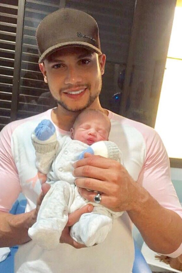 Israel Novaes registra filho após exame de DNA