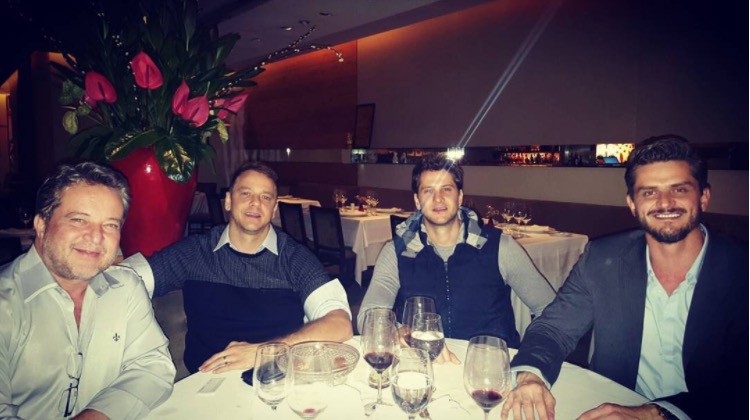 Ex-BBBs Marcos Harter e Dr. Gê posam juntos em encontro