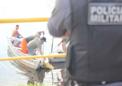 Com cabeça coberta e mãos amarradas, corpo aparece boiando em igarapé de Manaus