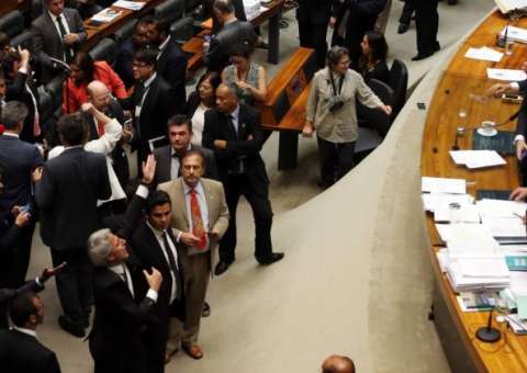 Deputados protocolam pedidos de impeachment de Temer