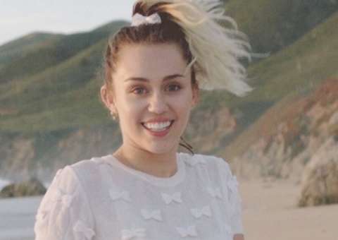 Miley Cyrus diz que se arrepende de ter ficado nua em clipe