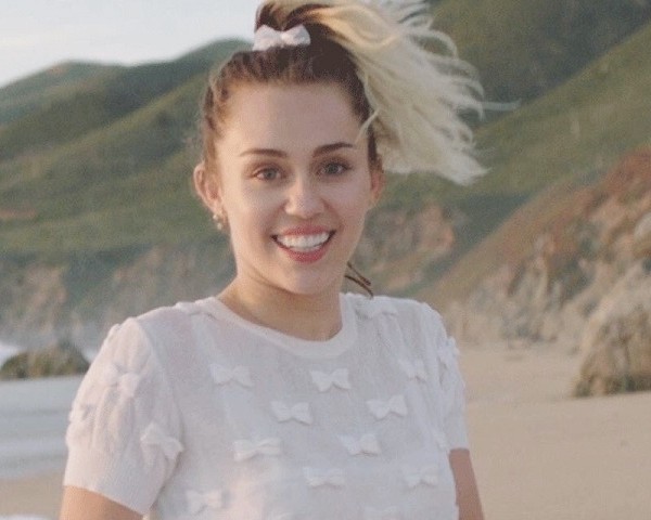 Miley Cyrus diz que se arrepende de ter ficado nua em clipe