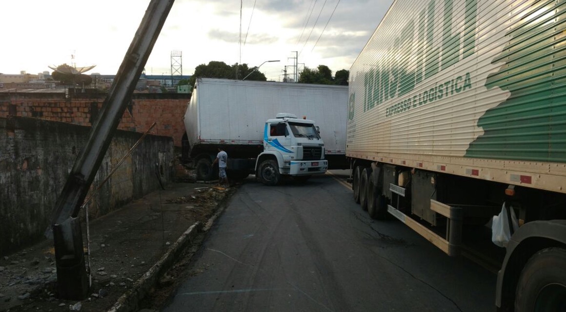 Caminhão desgovernado atinge casa e cemitério em Manaus