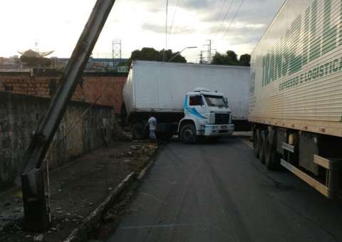Caminhão desgovernado atinge casa e cemitério em Manaus