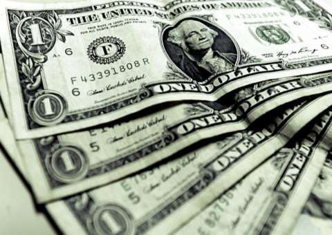 Crise política faz dólar disparar mais de 5%, a R$ 3,315 