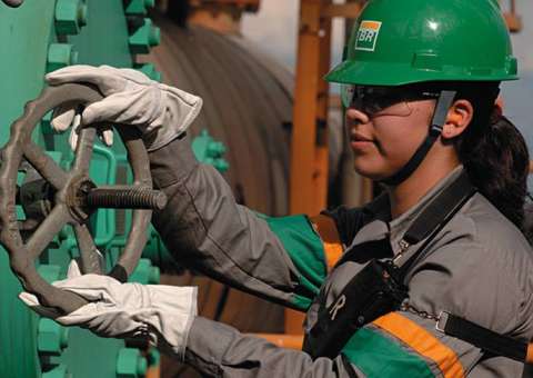 Petrobras abre vagas de estágio para Manaus com salário de até 1.646,56  