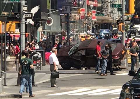 Carro atropela multidão na Times Square em Nova York  