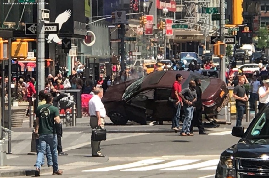 Carro atropela multidão na Times Square em Nova York  