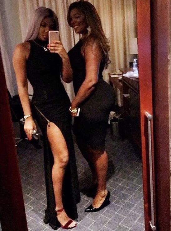   Corpão de mãe de Ludmilla rouba cena em foto com cantora 